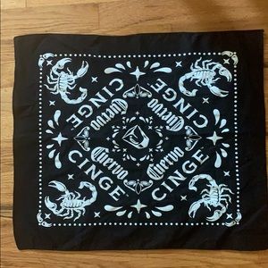Cuervo Cinge Bandana